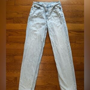 AE blue white washed boyfriend jeans, never worn, very sleek and cute